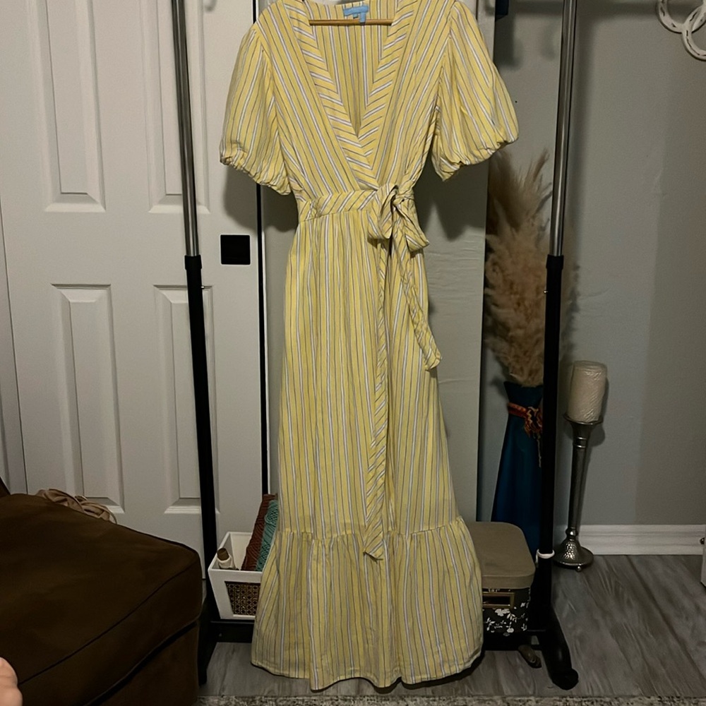 Beautiful linen Draper James wrap dress.